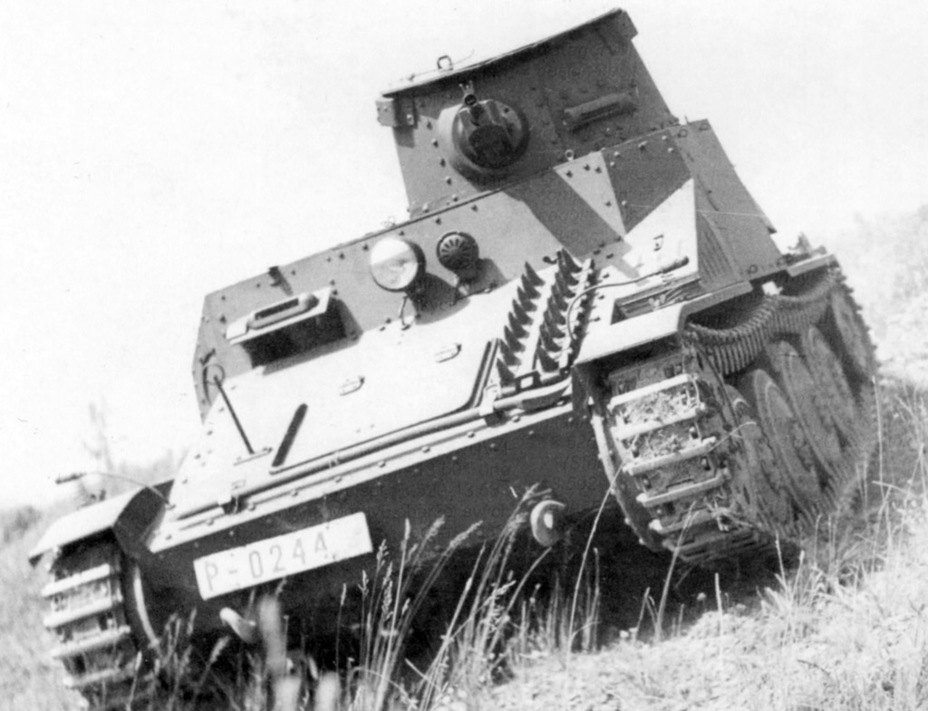 ​Модифицированный прототип R-1 на испытаниях, сентябрь 1949 года. На машине испытывался мотор Tatra воздушного охлаждения - Большой успех маленьких танков | Военно-исторический портал Warspot.ru