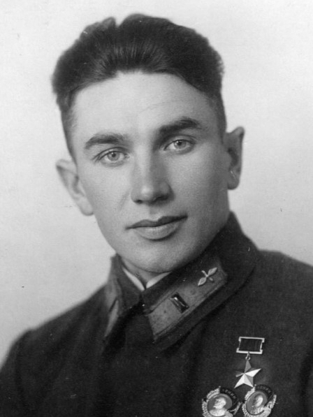 ​Герой Советского Союза В.И. Хряев. 16 июля он ценой своей жизни в долгом одиночном бою с несколькими вражескими асами спас четвёрку Ил-2. Характерно, что в публикациях, посвящённых Хряеву, не упоминается о том, что он совершил в этот день. Видимо, никто не обращался к первичным документам, и реальный, а не придуманный политорганами подвиг до сих пор остаётся неизвестным - В поисках новой тактики | Warspot.ru