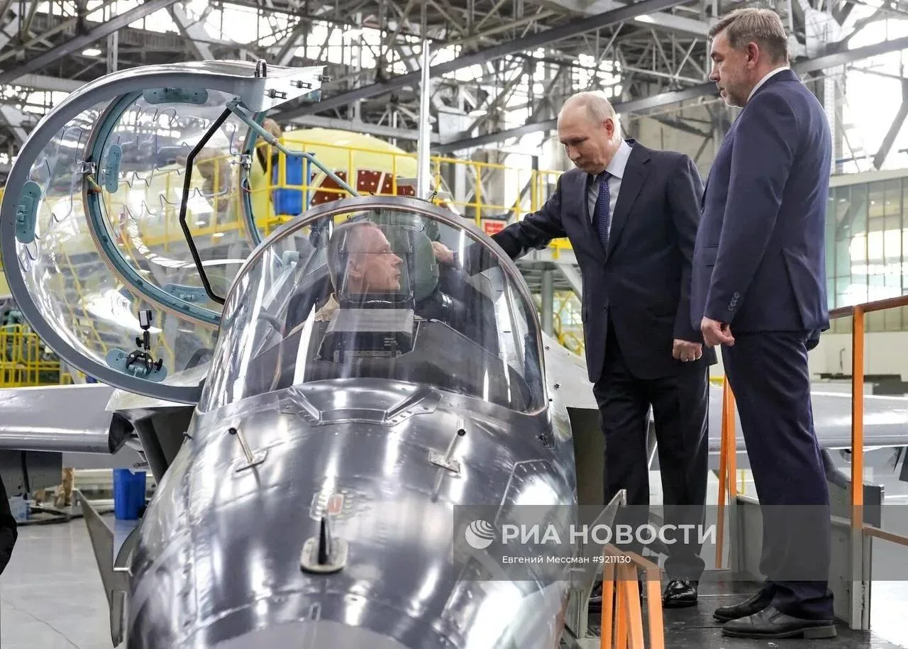 Путин ознакомился с ходом модернизации самолета Як-130М во время посещения 24 июля авиационного завода (ИАЗ)