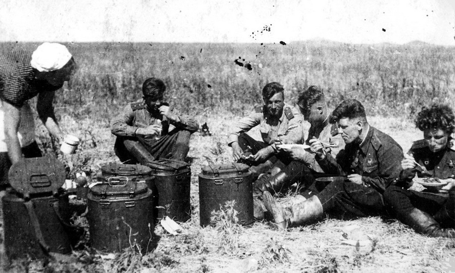 ​Простое и страшное фото: обед на полевом аэродроме 73-го гв.иап, июль 1943 года. Слева направо: младшие лейтенанты Свистуненко (погиб 21.07.1943), Николай Васильевич Угаров (погиб 01.08.1943), лейтенант Василий Иванович Фролов (погиб 18.07.1943), младшие лейтенанты Нестор Николаевич Линовицкий и Екатерина Васильевна Буданова (погибла 19.07.1943) - Победы и поражения Лидии Литвяк | Warspot.ru