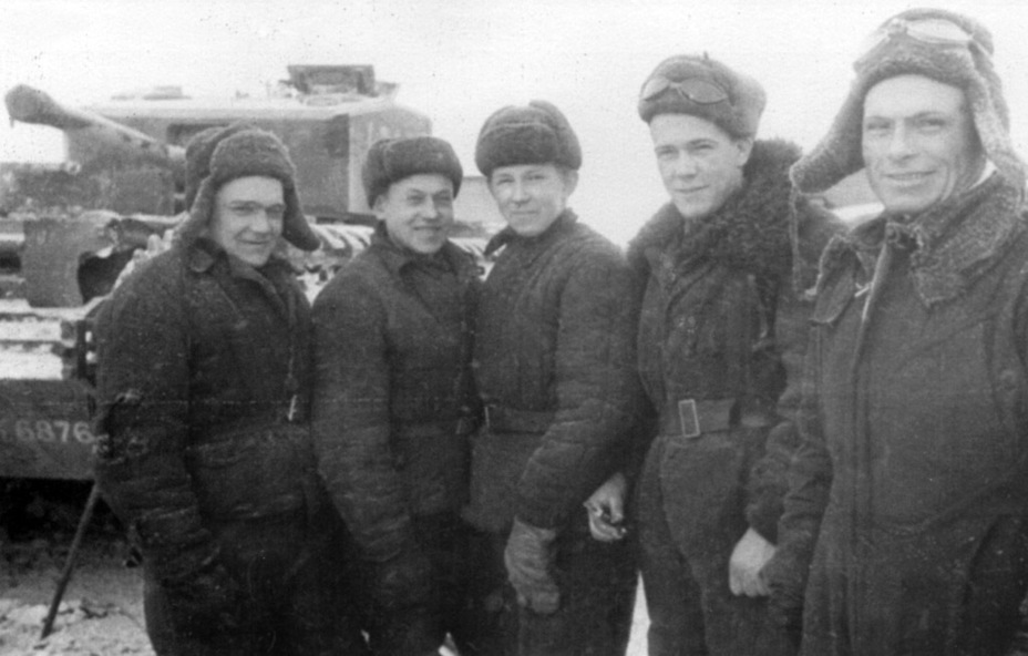 ​Churchill III из 48-го гв.тп и его экипаж. Эта часть стала первой из гвардейских танковых полков, применивших «Черчилли» в бою - Британский «премьер» в СССР | Военно-исторический портал Warspot.ru