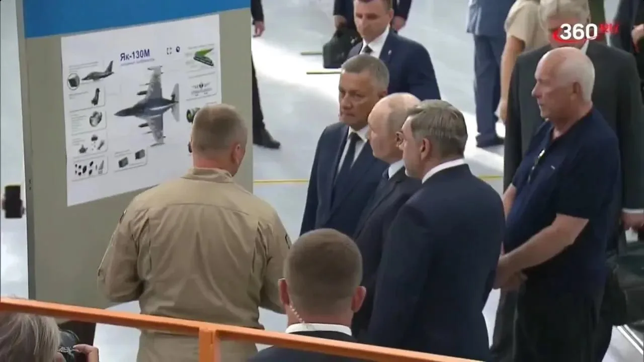 Путин ознакомился с ходом модернизации самолета Як-130М во время посещения 24 июля авиационного завода (ИАЗ)