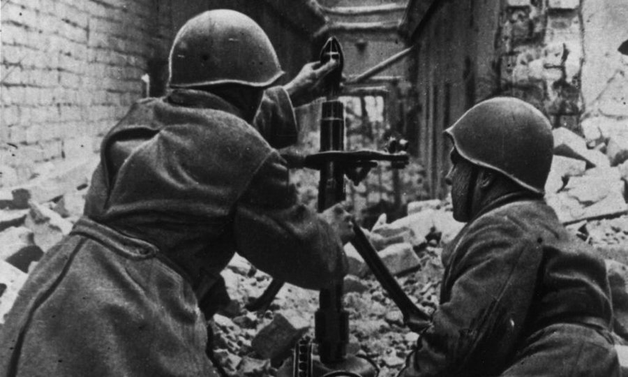 ​Расчёт советского 50-мм ротного миномёта образца 1940 года во время уличных боев в Сталинграде - «Находится на положении беспризорника…» | Warspot.ru