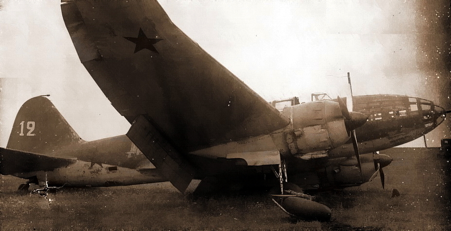 ​Поломанный на посадке бомбардировщик ДБ-3Ф, лето 1941 года. В мирное время такая поломка, скорее всего, была бы устранена в ремонтных органах. В условиях отступления самолет можно смело записывать в безвозвратные потери. - «Мессершмитты» вверх тормашками | Военно-исторический портал Warspot.ru