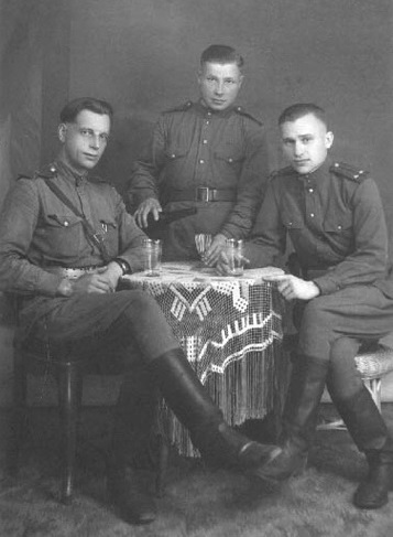 ​Советские ракетчики в Германии; 1945 год. Фото из личного фонда А.В. Палло РГАНТД. Ф.107, оп.1, д.26 - Секретный филиал на Городомле | Warspot.ru