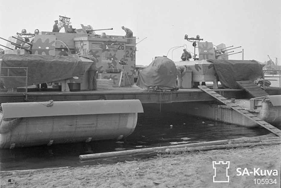 ​Лёгкий вариант с 20-мм автоматами — «Зибель» №26, брошенный после боя на камнях южнее острова Сухо и позднее введённый в строй как ДК-51. forum.aroundspb.ru - Операция «Бразиль»: схватка на острове Сухо | Warspot.ru