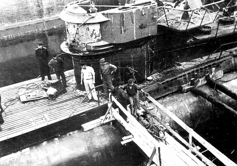 ​Извлечение тел немецких подводников из U 250 в доке Кронштадта. sovboat.ru -  «Примирённые смертью взывают к миру» | Warspot.ru