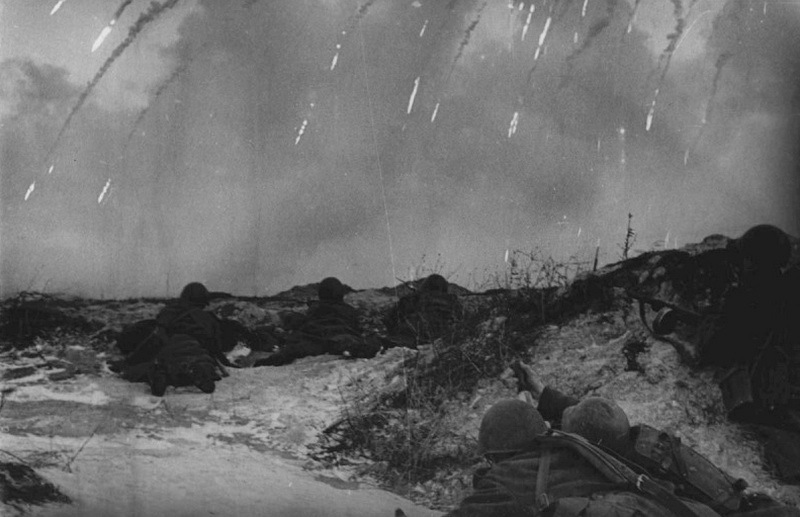 ​Бойцы Ленинградского фронта, залегшие перед атакой, 1943 год. waralbum.ru - Красный Бор: «могила Ленфронта» | Warspot.ru