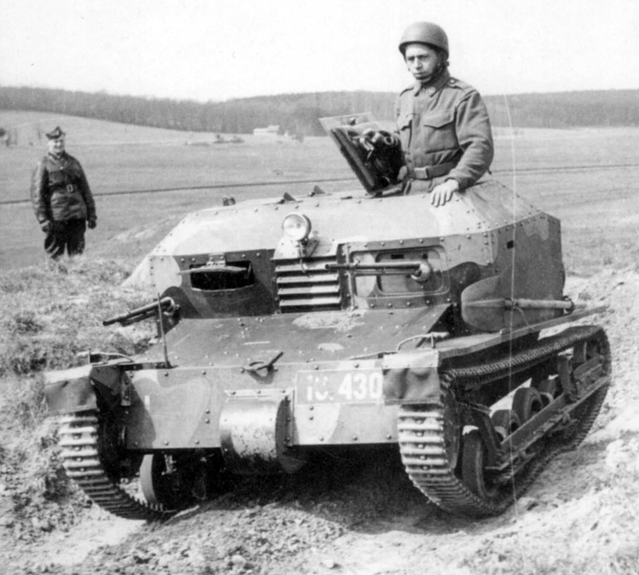​Tč vz. 33 на маневрах в Миловице. К концу 30-х годов эти танкетки использовались в основном как учебные машины - Большой успех маленьких танков | Военно-исторический портал Warspot.ru