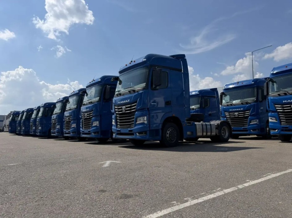 «КАМАЗ» передал 20 новых тягачей К5 в парк крупного ретейлера