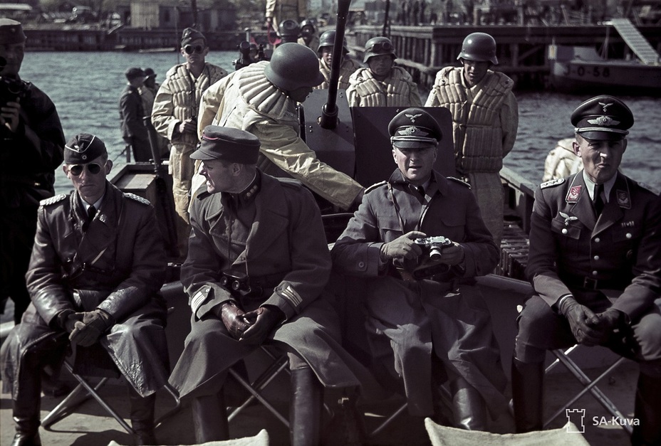 ​Немецкие и финские офицеры на одном из паромов, август 1942 года. Слева направо: Гельмут Лейснер, полковник Ярвинен, заместитель Зибеля подполковник Макс Вахтель и командующий 1-м воздушным флотом генерал-полковник Альфред Келлер. sa-kuva.fi - Ладога-1942: несостоявшееся наступление немцев | Warspot.ru