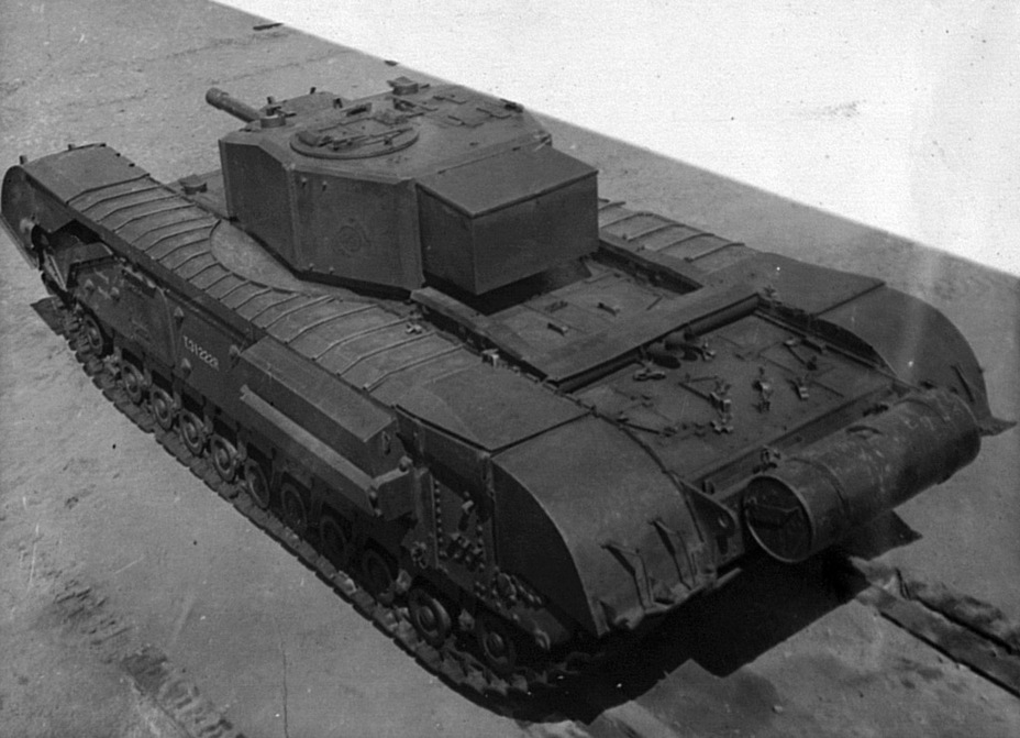 ​Хорошо виден дополнительный топливный бак в корме корпуса - Британский «премьер» в СССР | Военно-исторический портал Warspot.ru