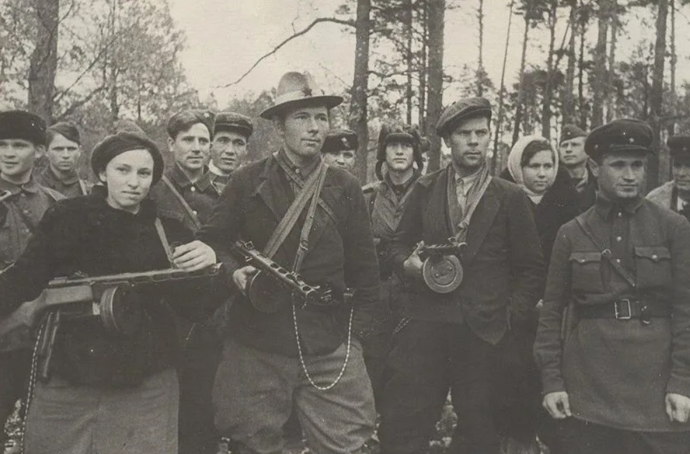 Белорусские партизаны. Фото архива отряда Касаева не осталось, фотографий очень мало. Поэтому статью иллюстрирую другими фото белорусских партизан. Героев среди них было много