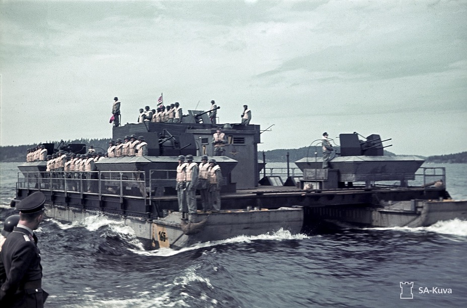 ​Лёгкий артиллерийский паром S.F.165 в открытой Ладоге, август 1942 года. sa-kuva.fi - Ладога-1942: несостоявшееся наступление немцев | Warspot.ru