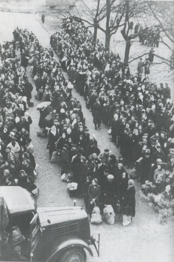 ​Остарбайтеры перед погрузкой в автомобили. Весна 1942 года - «Твой труд в Германии приближает конец войны!» | Военно-исторический портал Warspot.ru