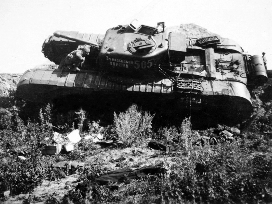 ​Подбитый Churchill IV, также входивший в состав 48-го гв. тп. Он был получен в мае 1943 года и потерян в ходе оборонительных боев 6–7 июля на Курской дуге - Британский «премьер» в СССР | Военно-исторический портал Warspot.ru