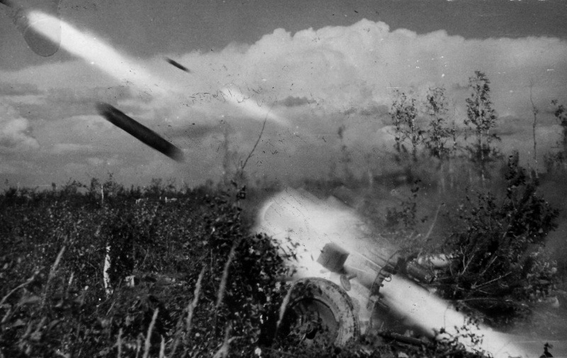 ​Залп батареи немецких реактивных миномётов Nebelwerfer 41 под Демянском. 1942 год. waralbum.ru - Между Демянском и Старой Руссой | Warspot.ru