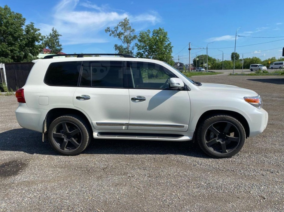 Почти новый Toyota Land Cruiser 2014 выставлен на продажу в Хабаровске за 14,5 млн рублей