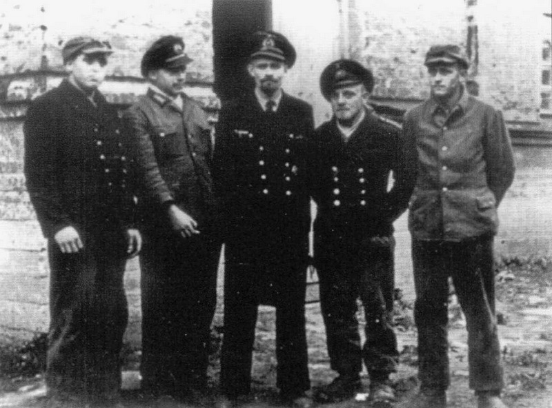 ​Пять из шести выживших подводников U 250. В середине стоит командир лодки — капитан-лейтенант Вернер-Карл Шмидт. sovboat.ru -  «Примирённые смертью взывают к миру» | Warspot.ru