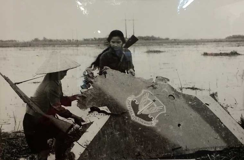 ​Девушки-ополченки осматривают киль бомбардировщика F-111A № 67-0066, потерянного вместе с экипажем в провинции Виньфук ночью 16-17 октября 1972 года. Согласно официальной статистике ДРВ, это был 4000-й американский летательный аппарат, сбитый над страной - Легко ли сбить «Фантом» из винтовки? | Warspot.ru