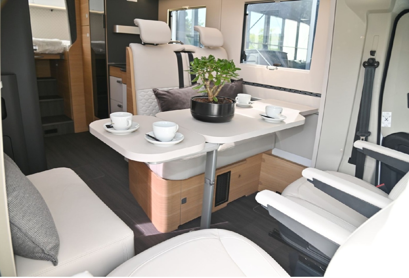 Новый Adria Coral XL 660 SL PLUS 2024: идеальный автодом для семейных поездок в зимних условиях