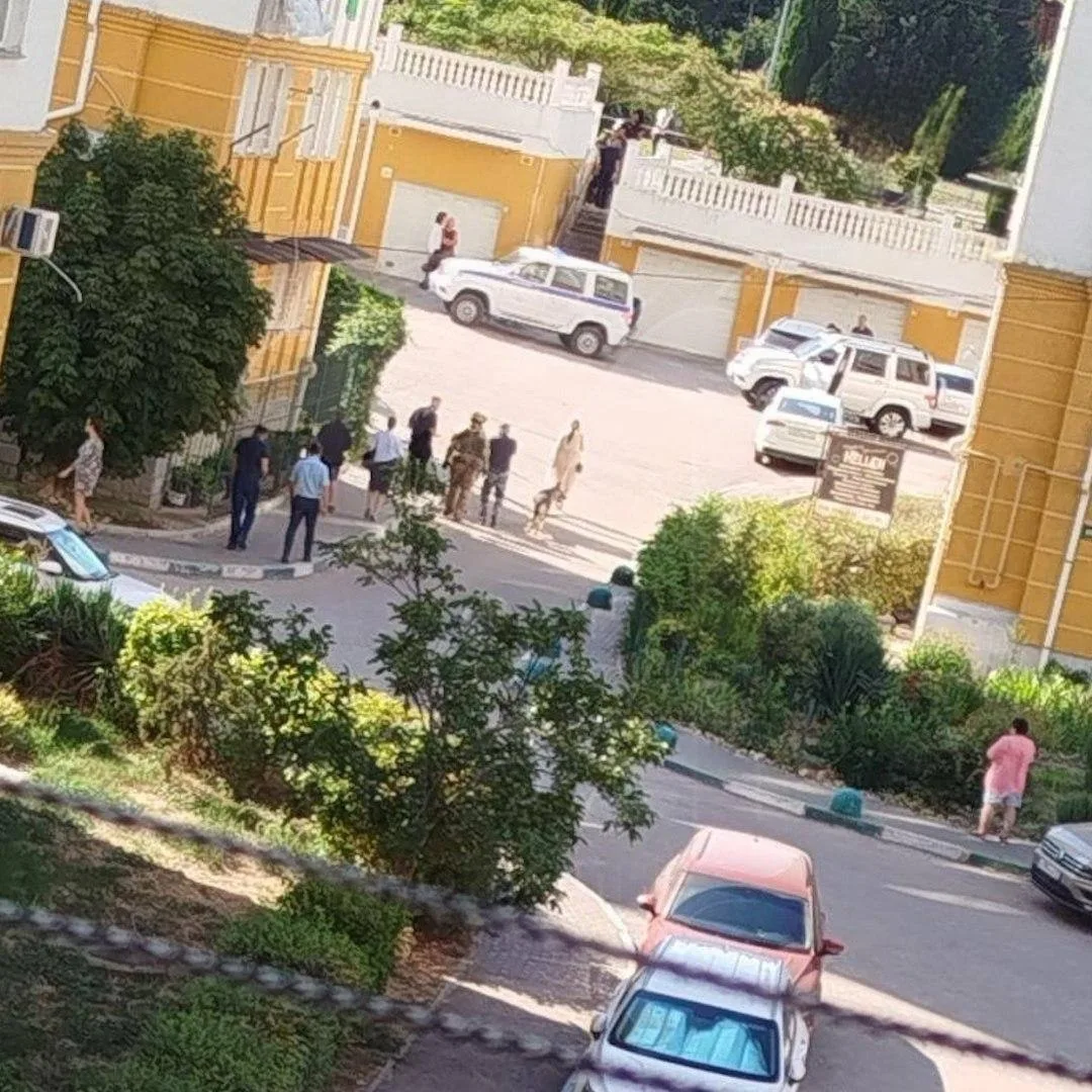 В Севастополе в результате взрыва пострадал офицер: возможная связь с оппозиционными силами