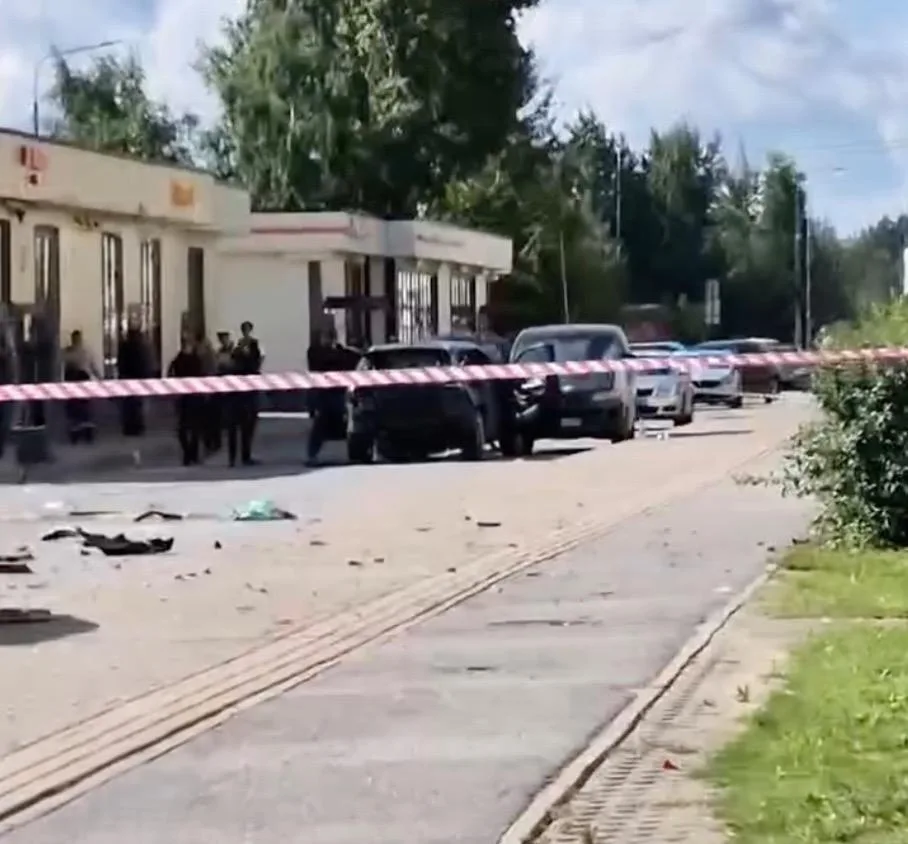 Взрыв автомобиля в Шушарах: водитель, по предварительным данным, не выжил