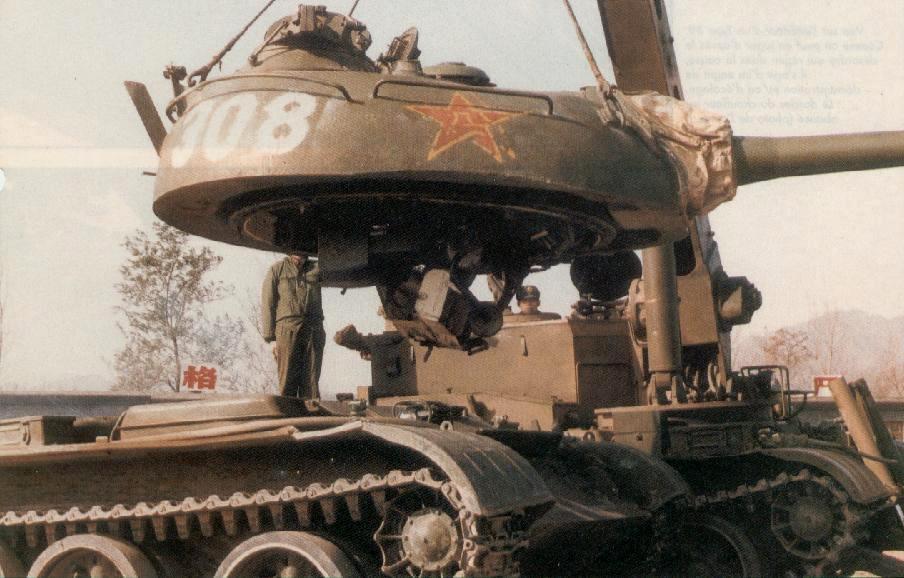 ​Снятие башни с танка «Тип 59» при помощи крана БРЭМ «Тип 84» Источник - armyrecognition.com - Боевая машина Поднебесной | Военно-исторический портал Warspot.ru