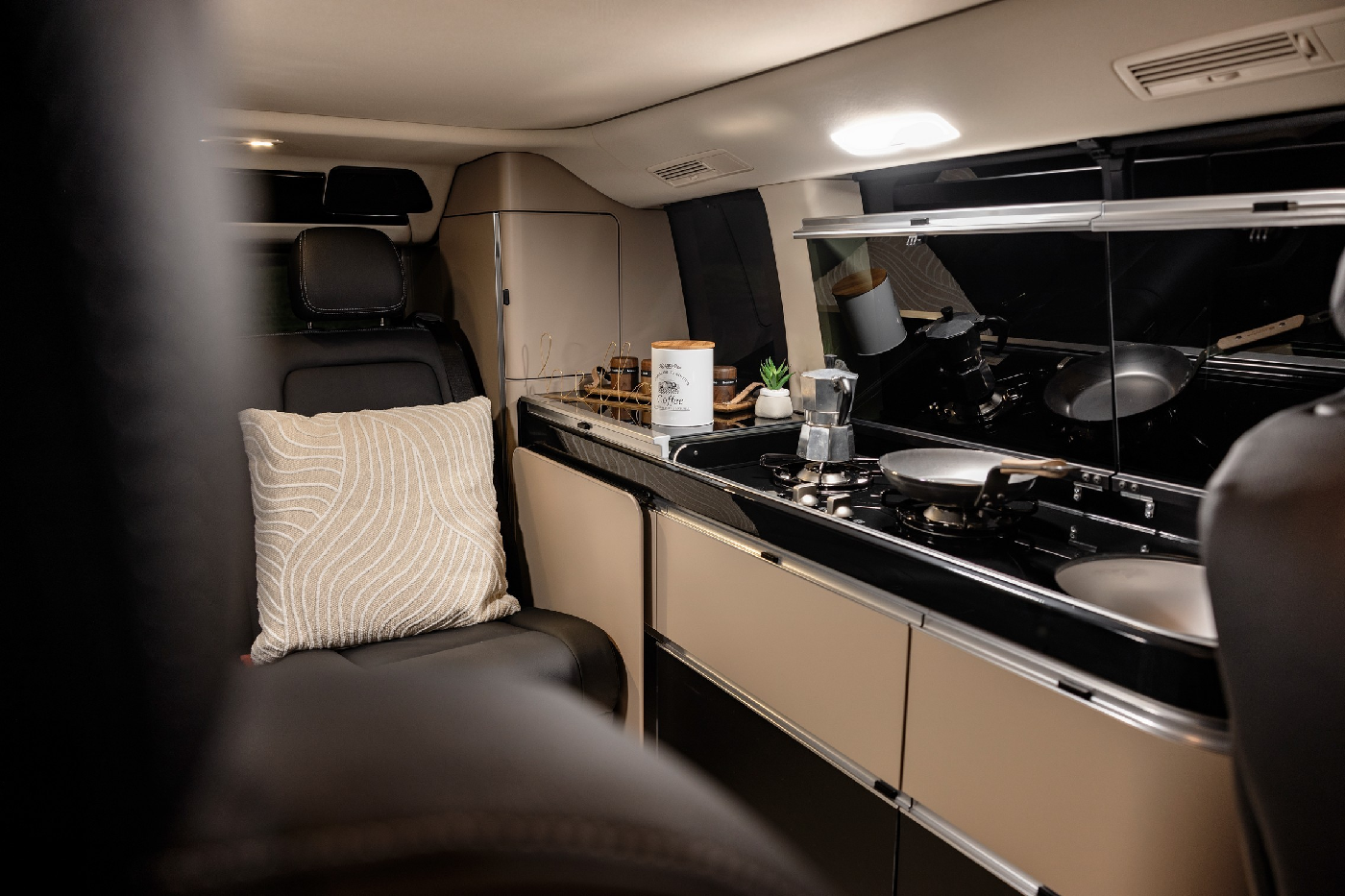 Обновленная Mercedes-Benz V-Class Marco Polo: новый уровень стиля и технологий для путешествий