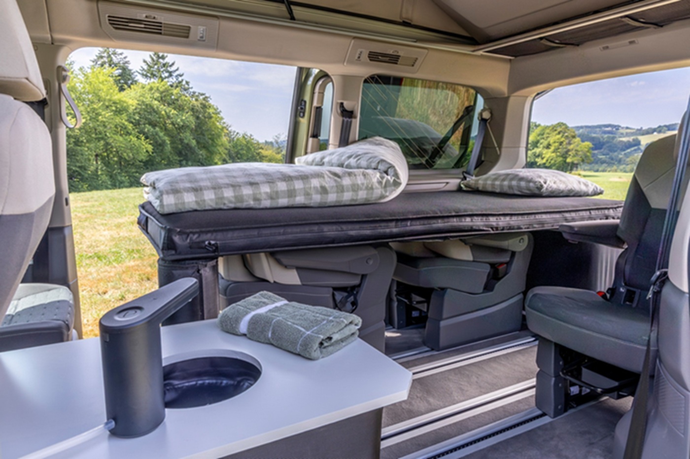 Volkswagen представит электрический кемпер на выставке Caravan Salon 2026 в Калифорнии