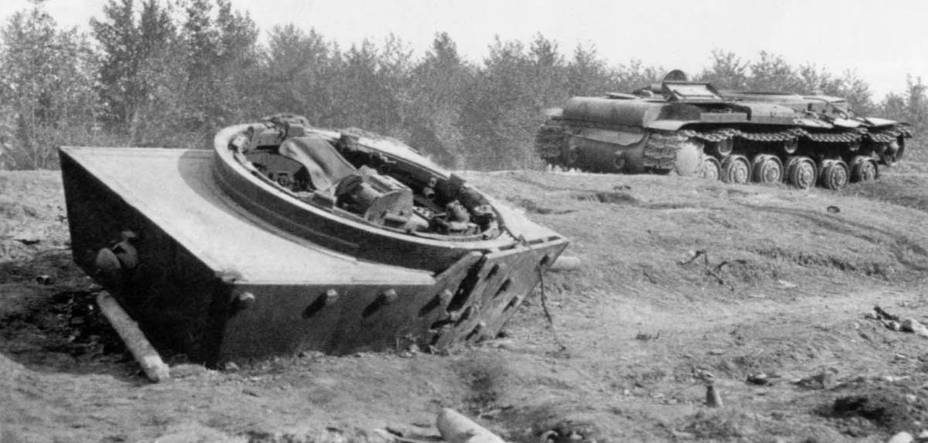 ​Экранированный танк КВ-1, подбитый 4 июля в районе деревни Гавры Псковской области - Бой за Остров: неизвестная драма первых дней войны | Военно-исторический портал Warspot.ru