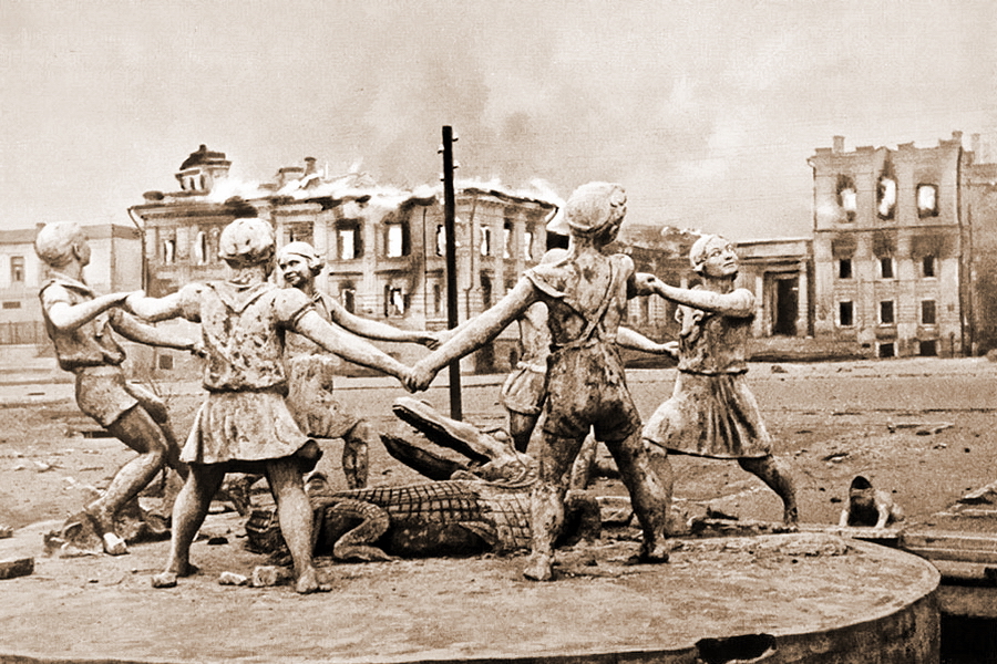 ​ё«23 августа 1942 года. После массированного налёта гитлеровской авиации», автор — фотокорреспондент ТАСС Эммануил Евзерихин. - Неизвестный Сталинград: центральный вокзал | Военно-исторический портал Warspot.ru