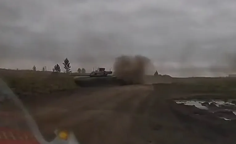 Танк Т-14 показал свои возможности на параде, подтверждая статус новейшей боевой машины России