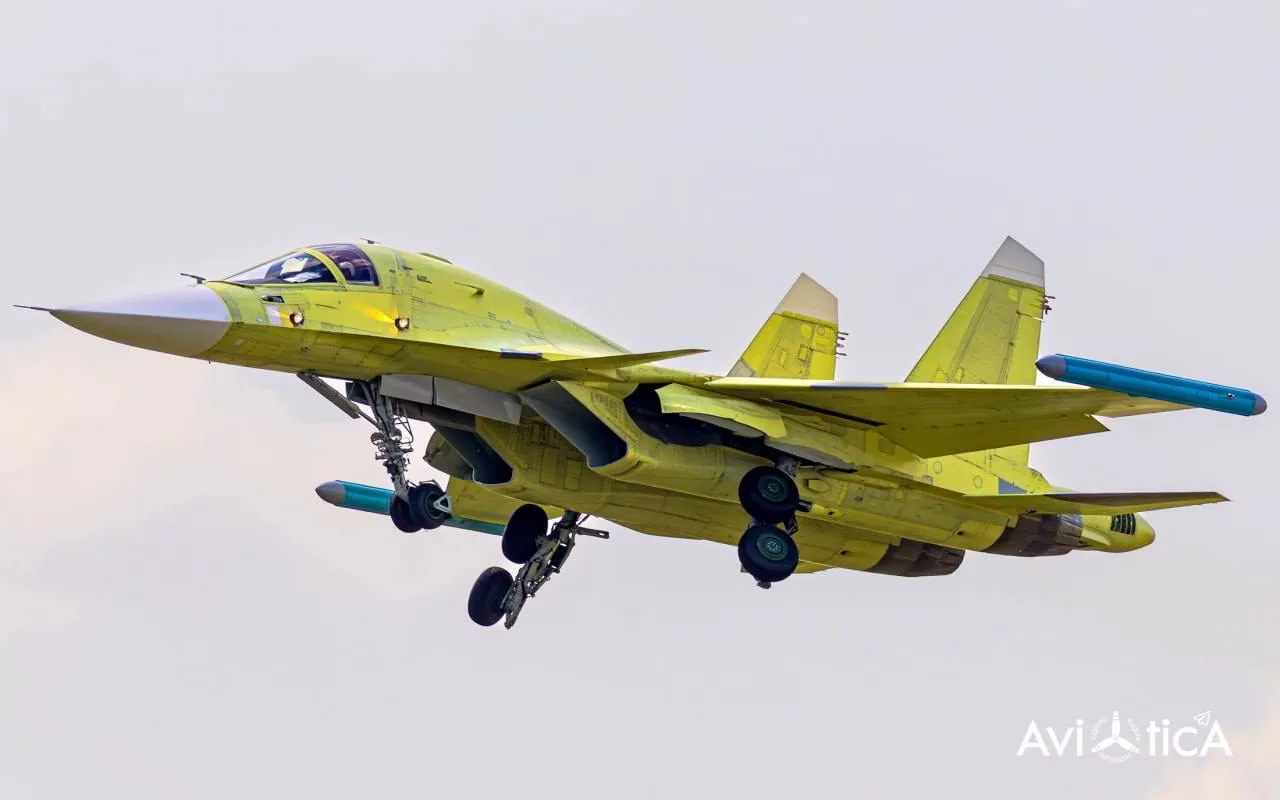 Истребитель-бомбардировщик Су-34 на фестивале «ВИВА АВИА!»