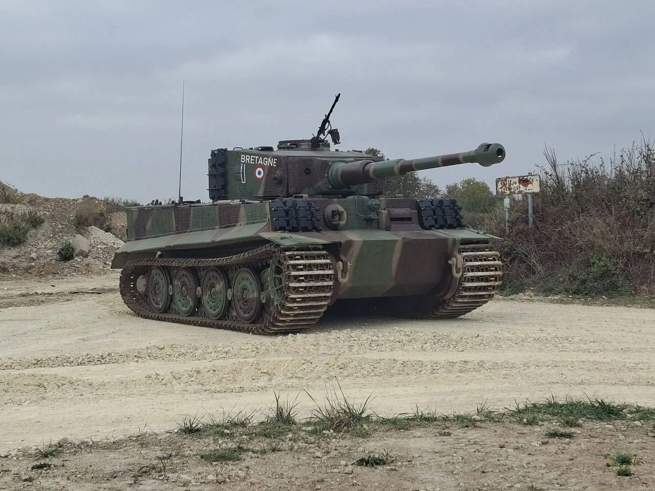 Тяжелый танк Tiger из танкового музея Самюр во Франции снова в хорошей форме после реставрации