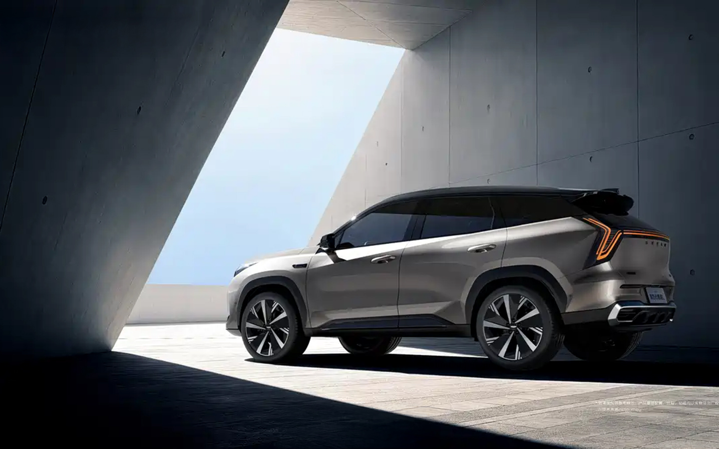 Geely Atlas: новый бензиновый двигатель и функции автопилота для комфортных поездок по России