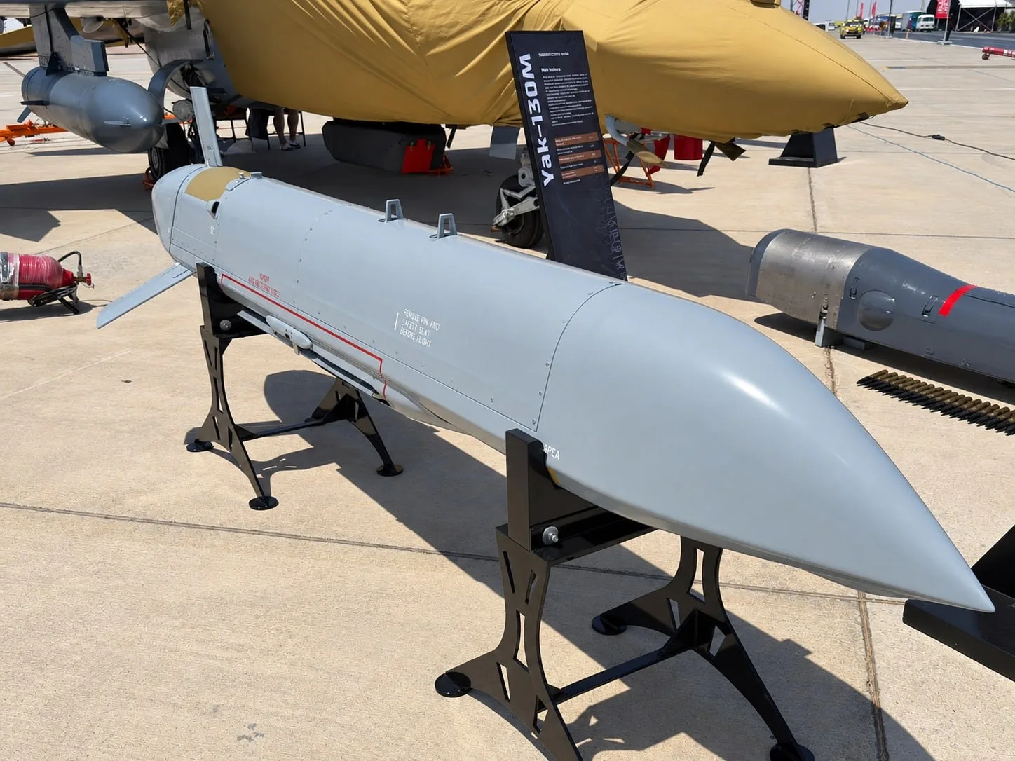 Малогабаритная ракета «Бандероль» и беспилотник С-71М «Монохром» были показаны на выставке вооружений рядом с российским учебно-боевым Як-130