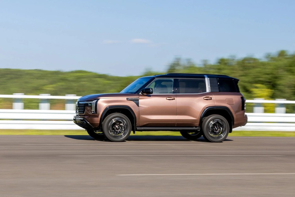 Новый Mitsubishi Pajero: дизель, рама и три ряда - что изменилось для российских водителей