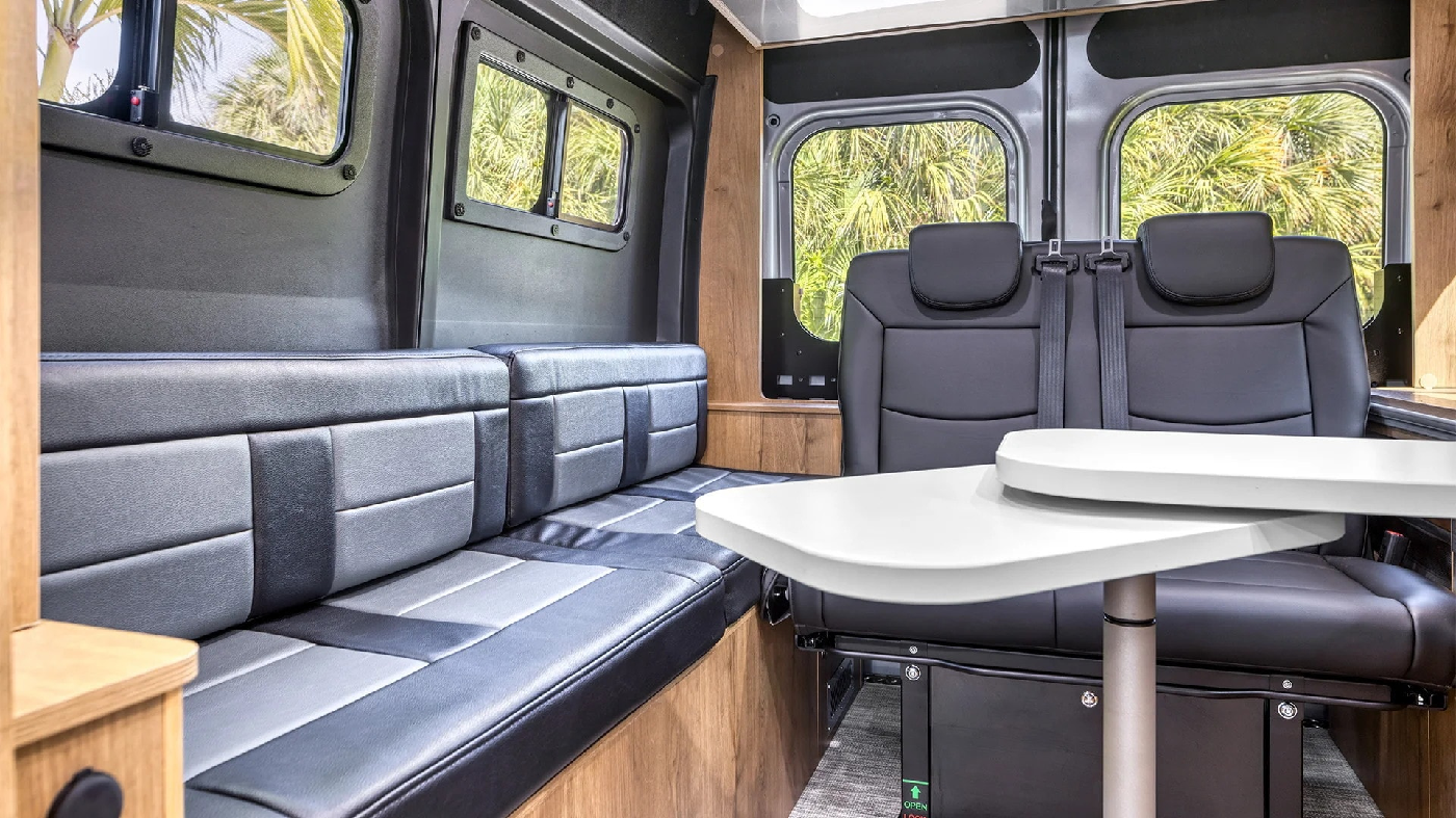Airstream Rangeline 21PL: комфортабельный автоприцеп с мощным V6 за более чем 17 миллионов рублей