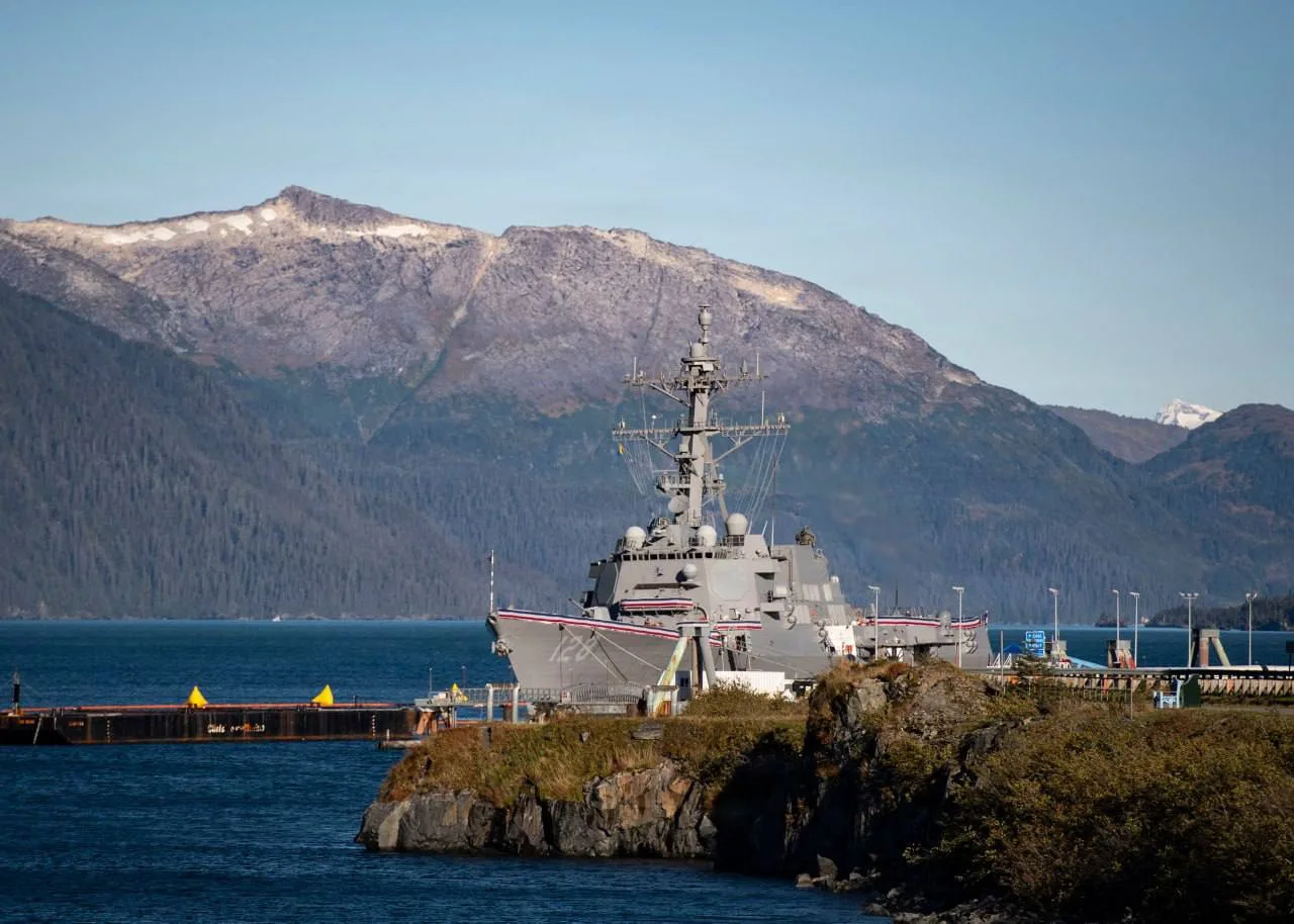 Эсминец Ted Stevens (DDG-128) типа Arleigh Burke 3 серии прибыл в Уиттиер на Аляске перед церемонией ввода в строй