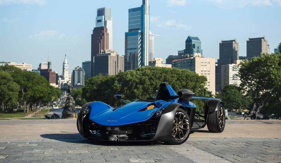 Пять самых эпичных серийных автомобилей с центральным расположением водительского сиденья