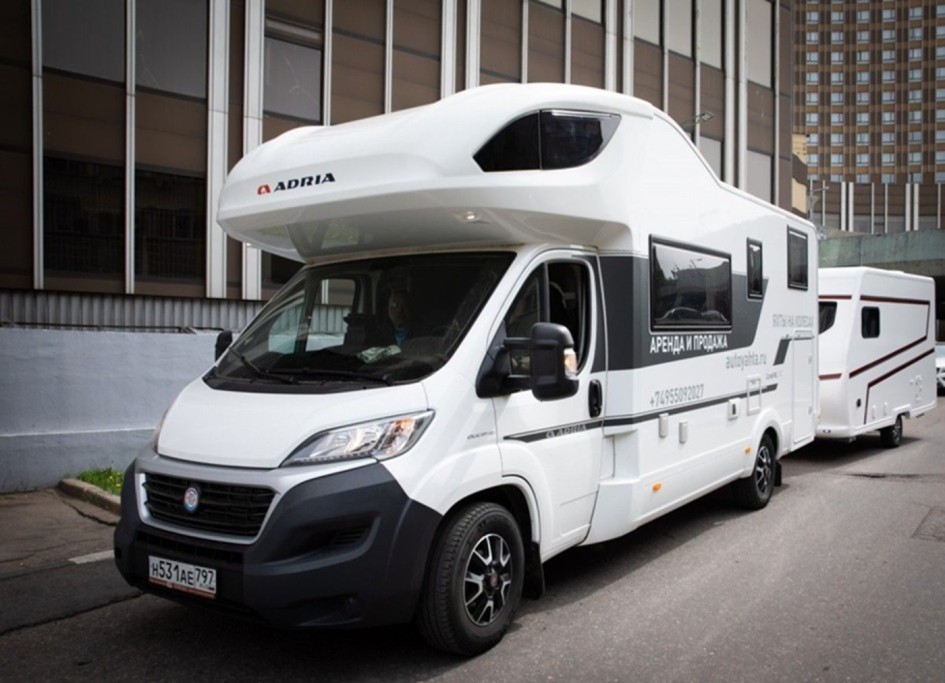 Adria Coral XL 600DP: шесть спальных мест, дизель и автомат для российских дорог