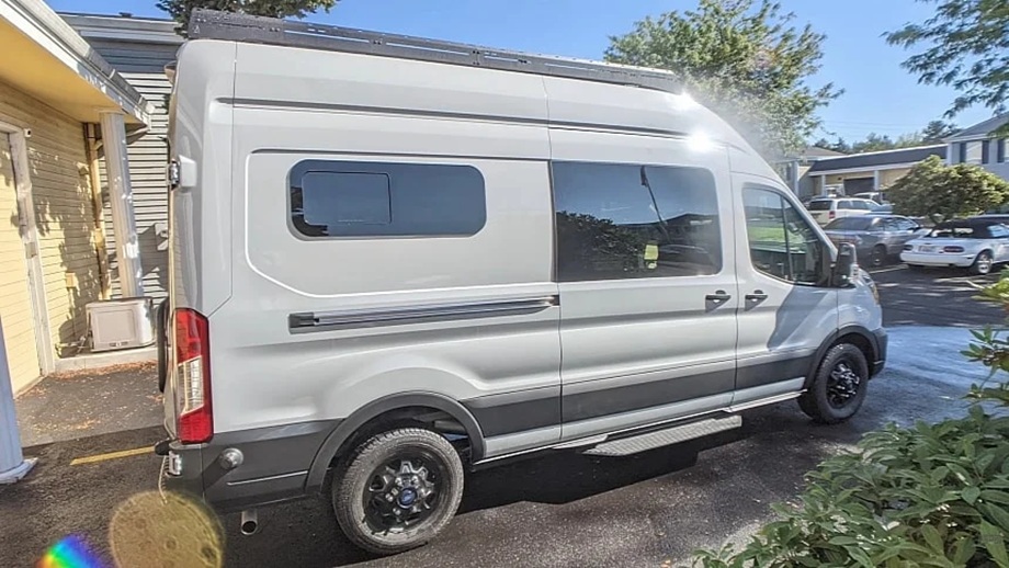 Новый Roost Vans на базе Ford Transit AWD: удобство и функциональность для путешествий