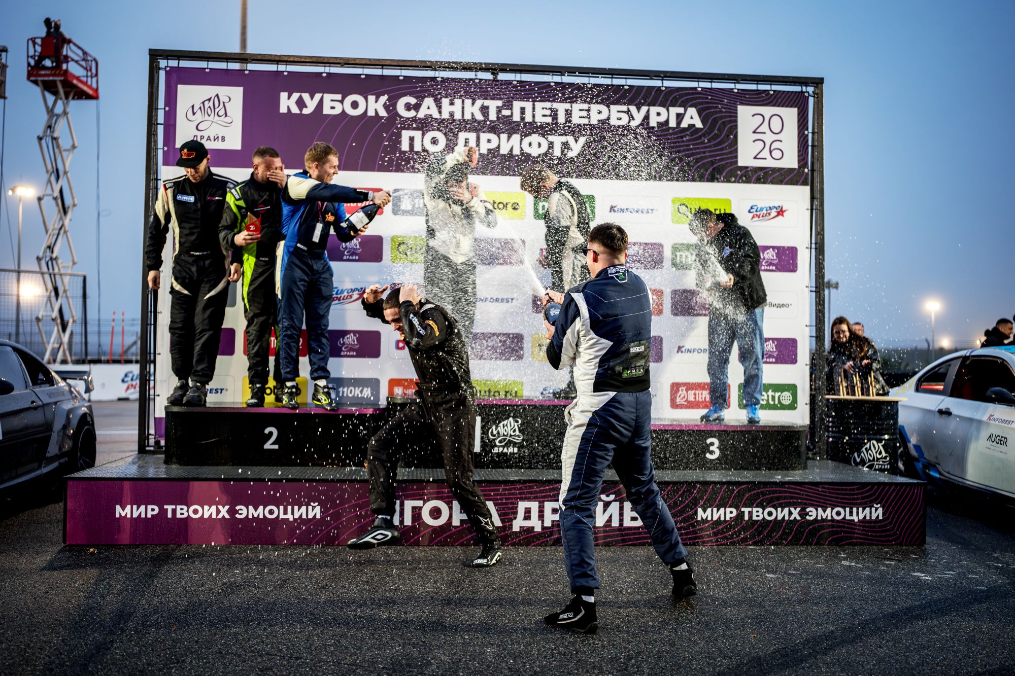 В Санкт-Петербурге завершился дрифт-сезон: кто стал обладателем Кубка и что ждет участников дальше