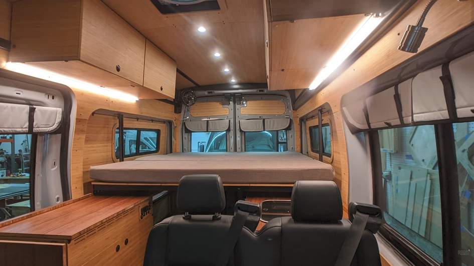 Roost Vans White на базе Ford Transit AWD с гибкой планировкой и кухней без техники