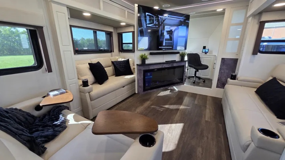 Новый катер Luxe Regent 48FLB 2027 года: две ванные и скрытая комната для истинных ценителей роскоши