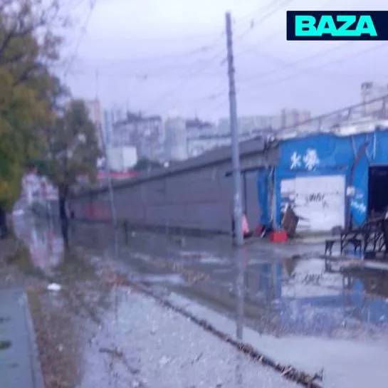 Наводнение во Владивостоке: улицы и дома оказались под водой, автомобили застряли в ямах
