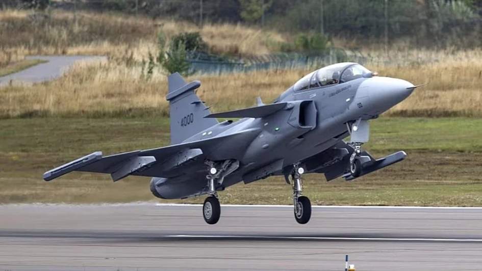 Двухместный Saab Gripen F впервые поднялся в небо и готовится к поставкам