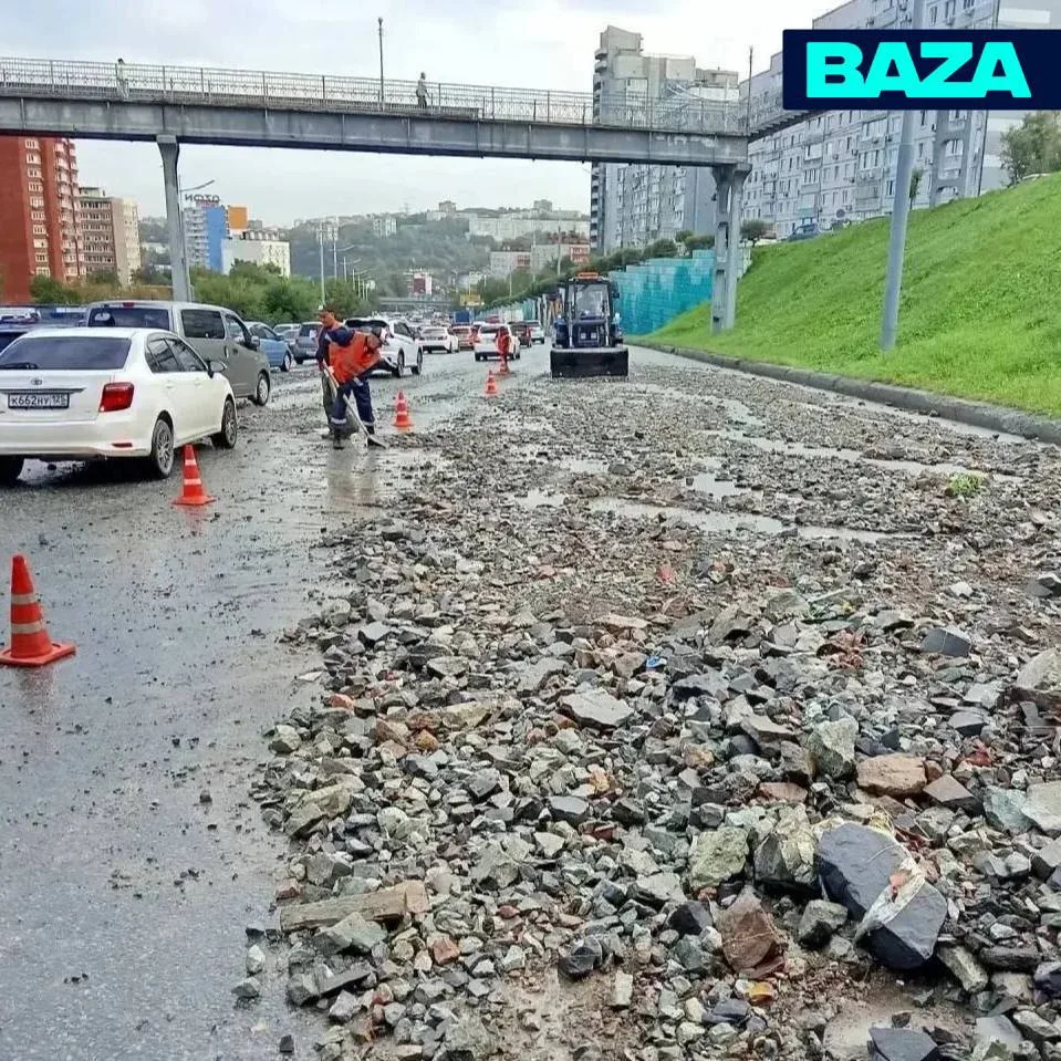 Наводнение во Владивостоке: улицы и дома оказались под водой, автомобили застряли в ямах