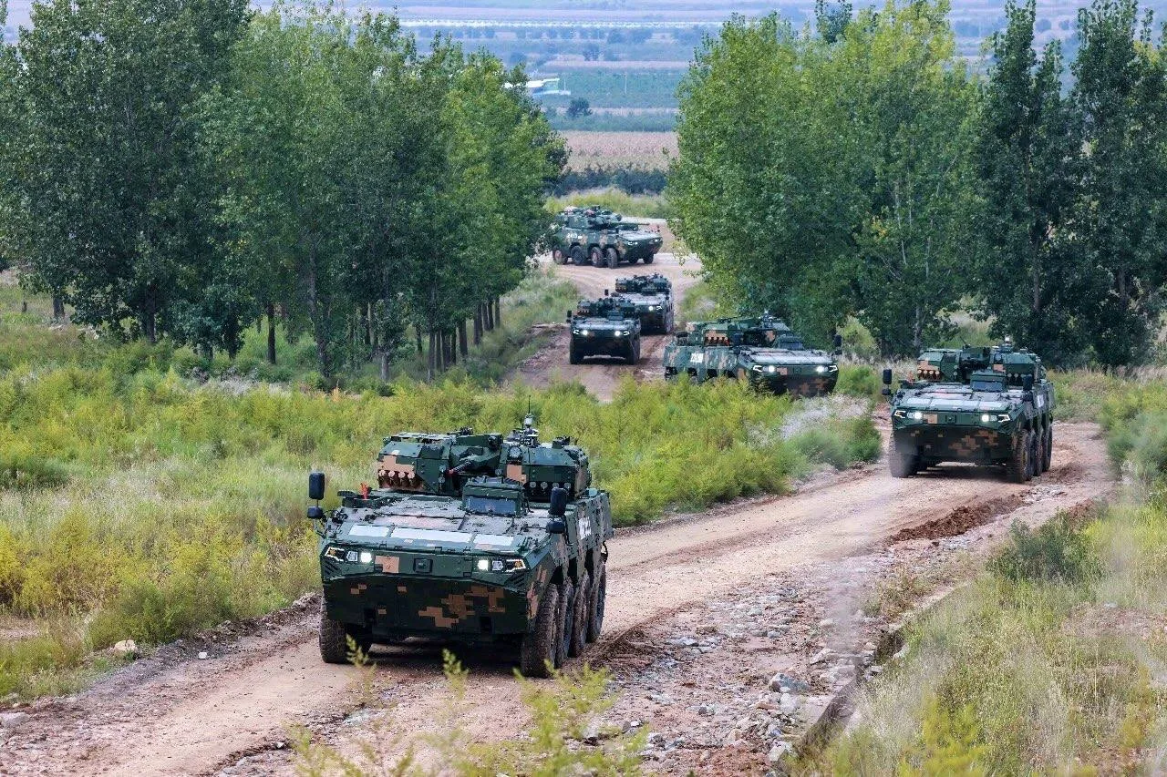 Боевые машины пехоты тип 19, новые для НОАК. Среди примечательных особенностей — 30-мм необитаемая башня с ПТУР HJ-16